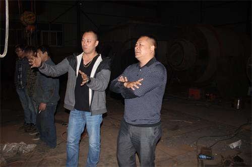 何经理向李总介绍碳化机设备性能